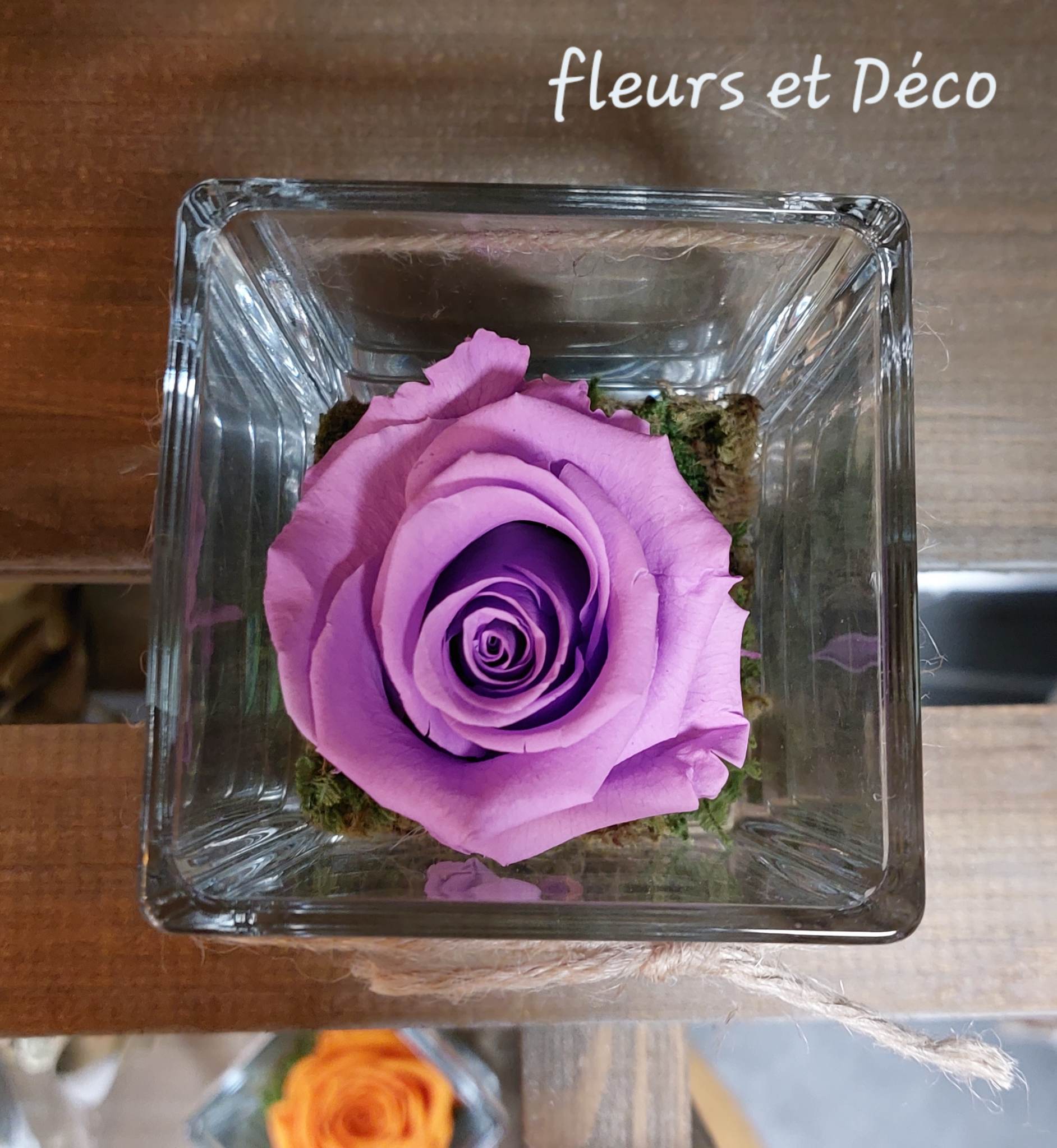 Rose éternelle violette dans sa verrerie carrée | Fleurs et Déco